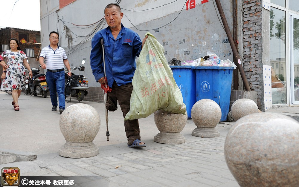 单腿残疾男子收废品日赚五元 化名"全为民"捐款近十万扶贫济困