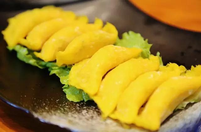 黄金蛋饺金灿灿的外皮裹着嫩嫩的肉馅,一口下去汤汁四溅,想想都会流