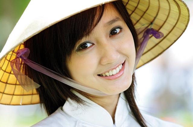 戴着斗笠穿着奥黛aodai踩着高跟鞋的越南女人