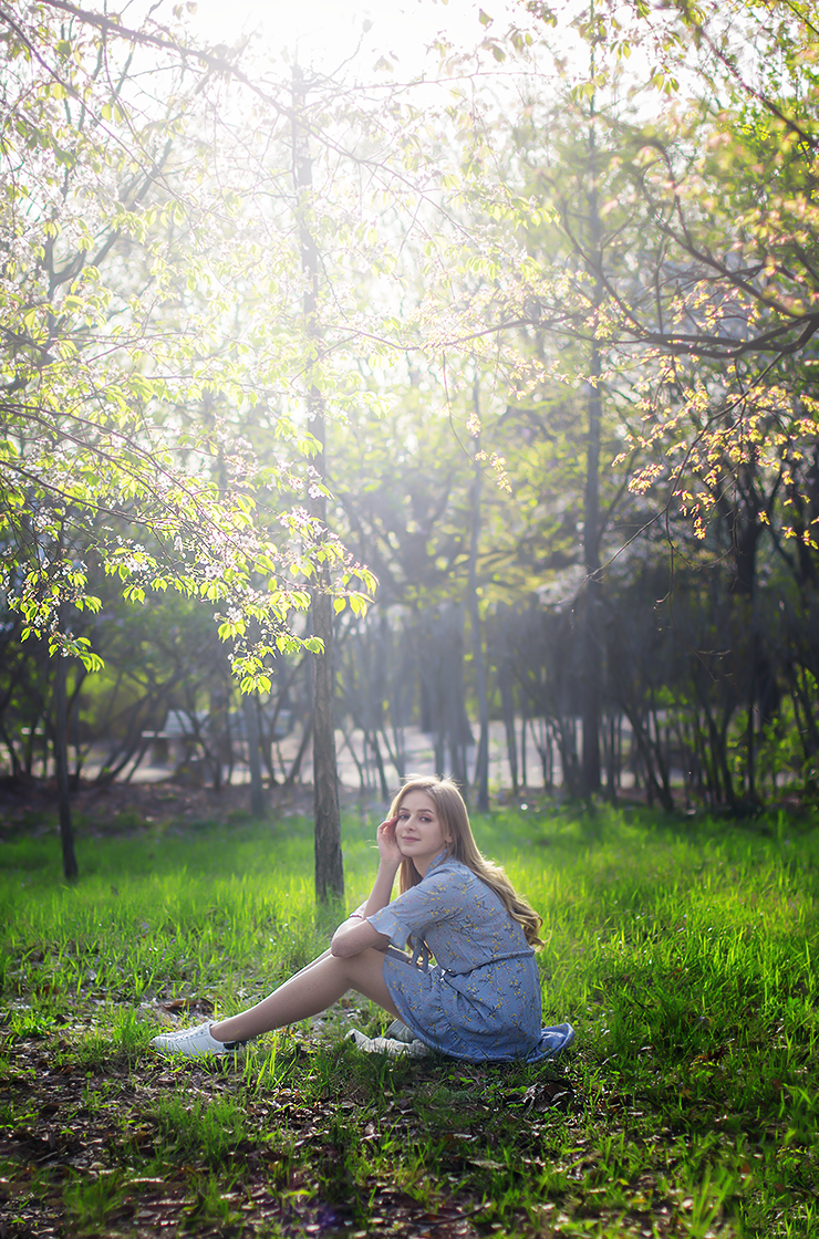 花开树下一个清秀美丽的外国小姑娘