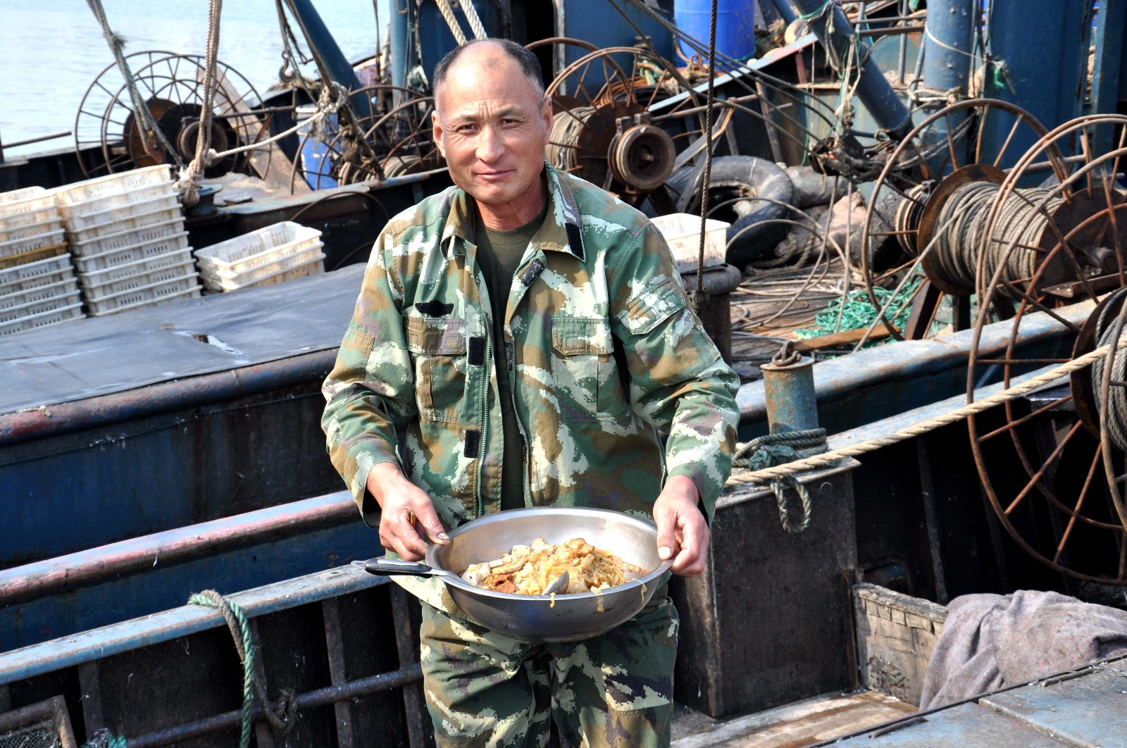 青岛码头渔民早餐 啤酒敞开喝 白菜炖粉条 月薪过万工作很辛苦