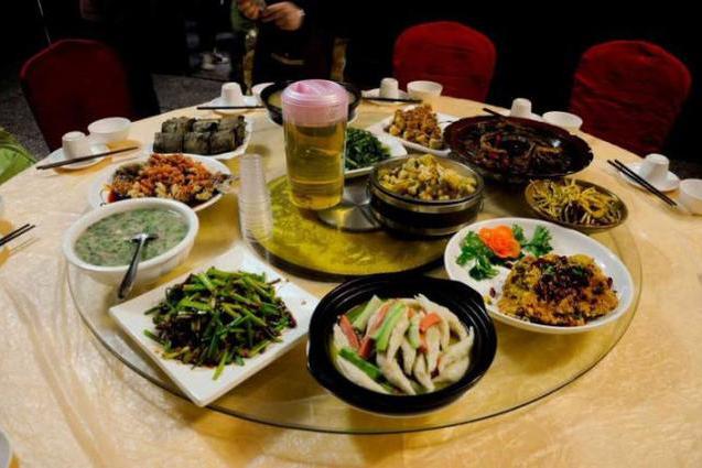 儿子买了新房邀请我去住,儿媳做了一大桌的菜,吃完我赶紧离开