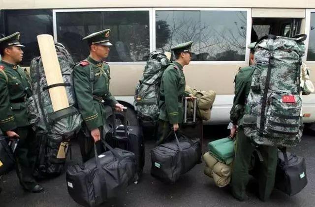 新兵入伍时发放的手提包干什么用?说出真相令人泪目