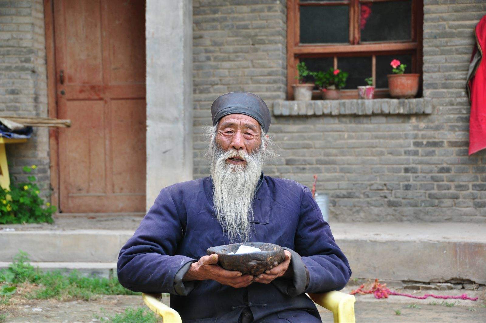 命中不带财,女人让道士强行施法盗钱,结果家里起火烧光家产