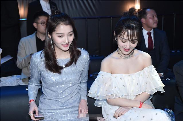 21岁关晓彤这裙子穿的没了腰,同框26岁杨紫,败的毫无还手之力!