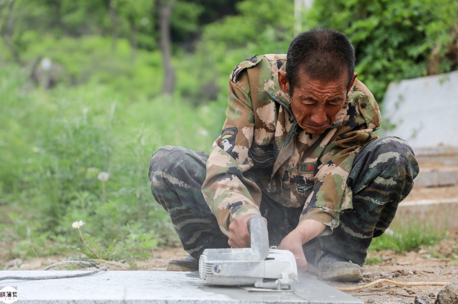 粉尘中的石头人一天凿石13小时挣300让城里白领羡慕