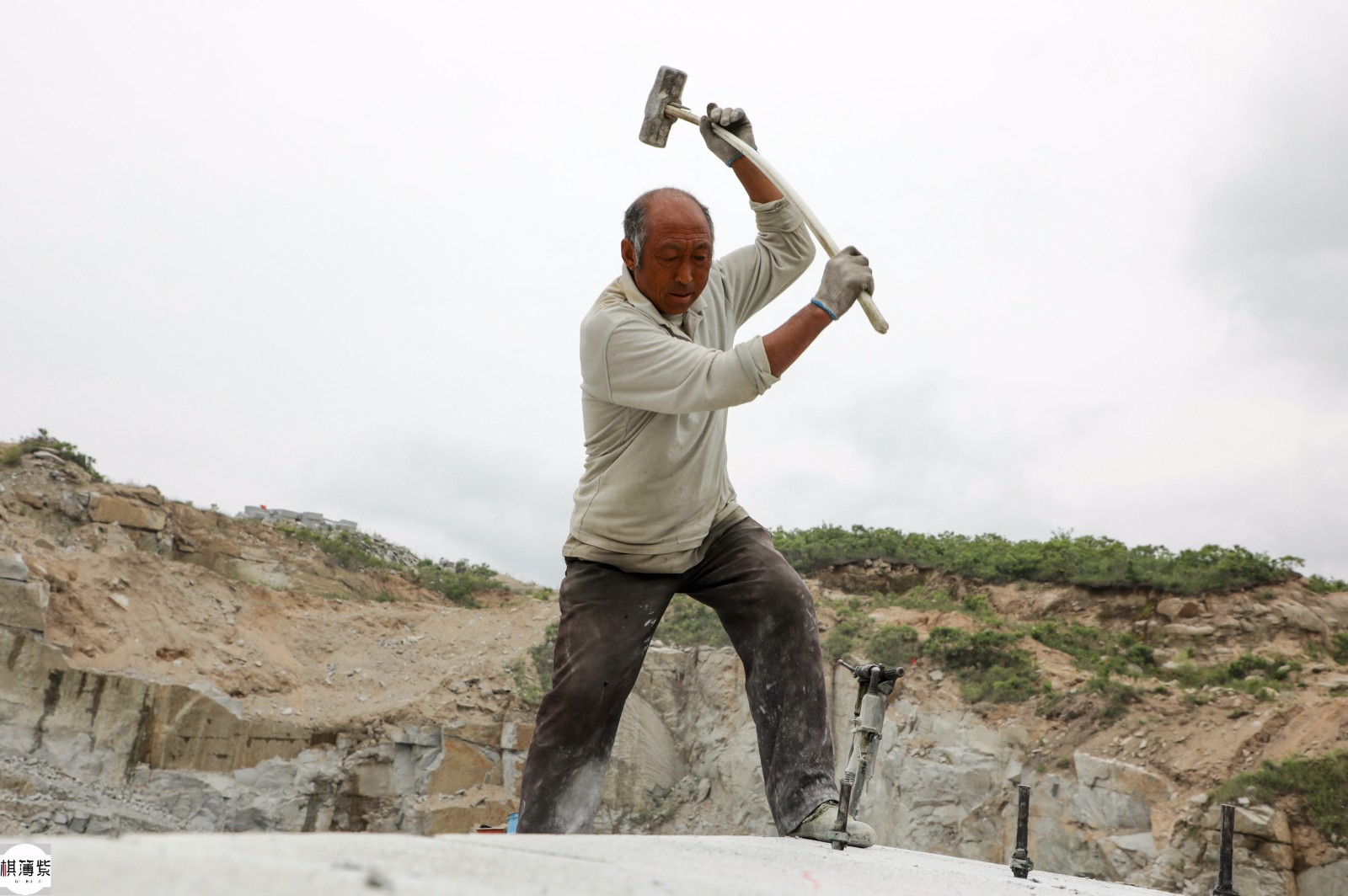 粉尘中的石头人一天凿石13小时挣300让城里白领羡慕