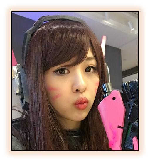 作为虎牙的美女主播,奶桃子不仅是一位出色的游戏高手,也是一名优秀的