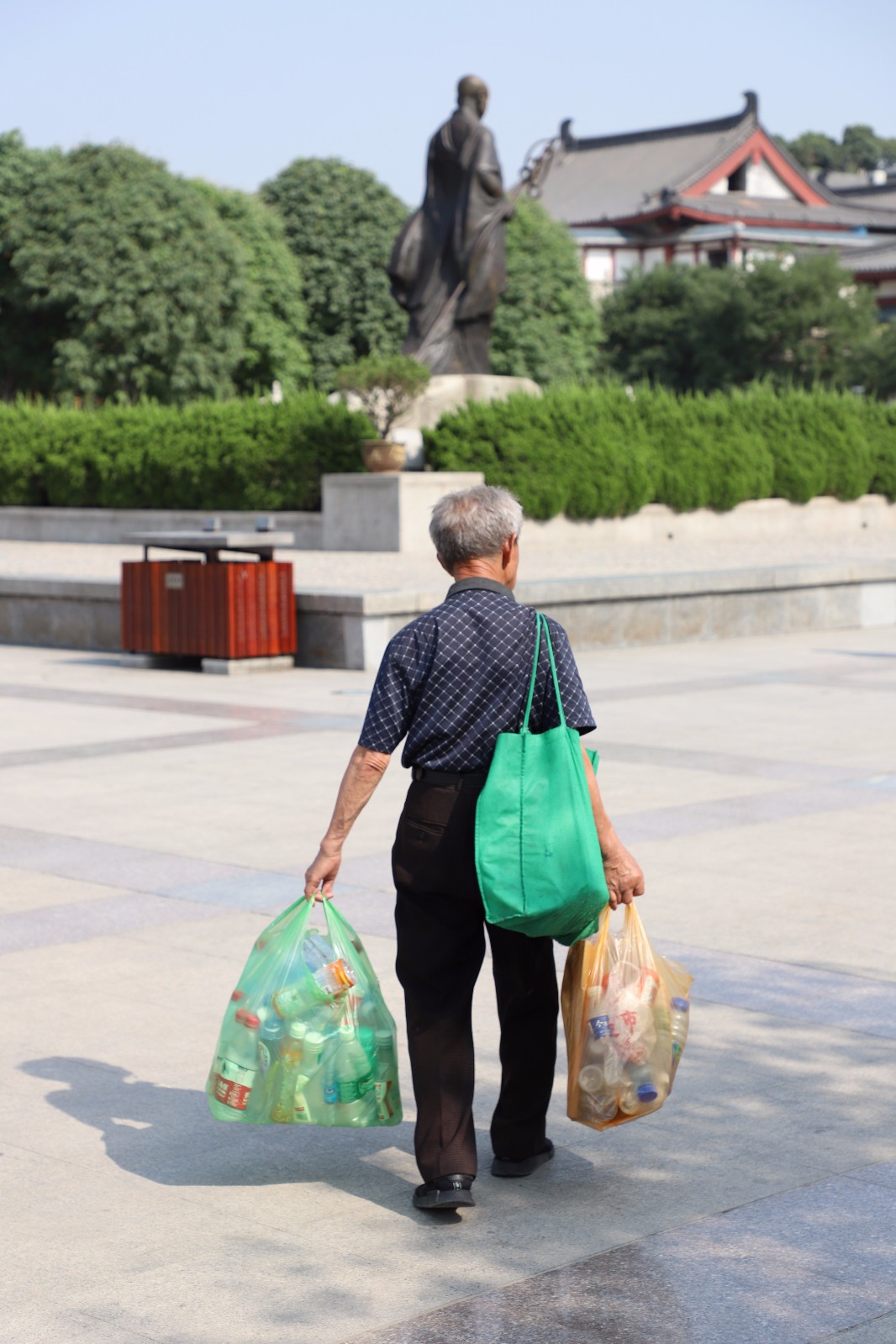 八旬老人有6000元退休金仍坚持捡矿泉水瓶背后原因让人感动