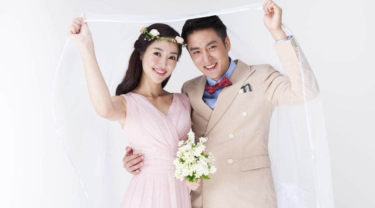 外国人看抖音上化妆变脸视频,小伙子这表情看