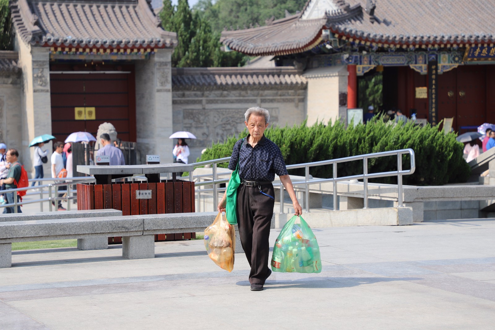 八旬老人有6000元退休金仍坚持捡矿泉水瓶背后原因让人感动