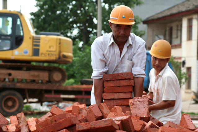 为什么工地上的小工都是老年人项目经理给出3个原因好心酸
