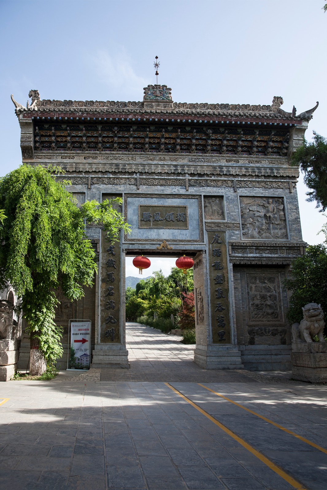 地带和隋唐佛教圣地南五台山脚下,东接翠华山,南拥五台山,西邻草堂寺