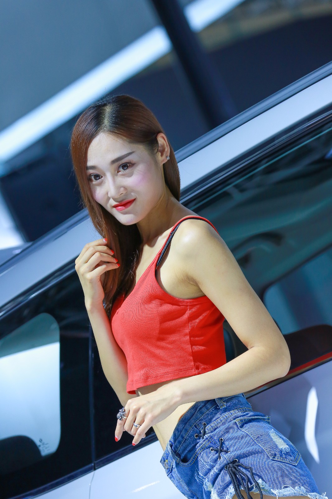 车展人像摄影:热裤车模高跟大长腿演绎车时尚文化