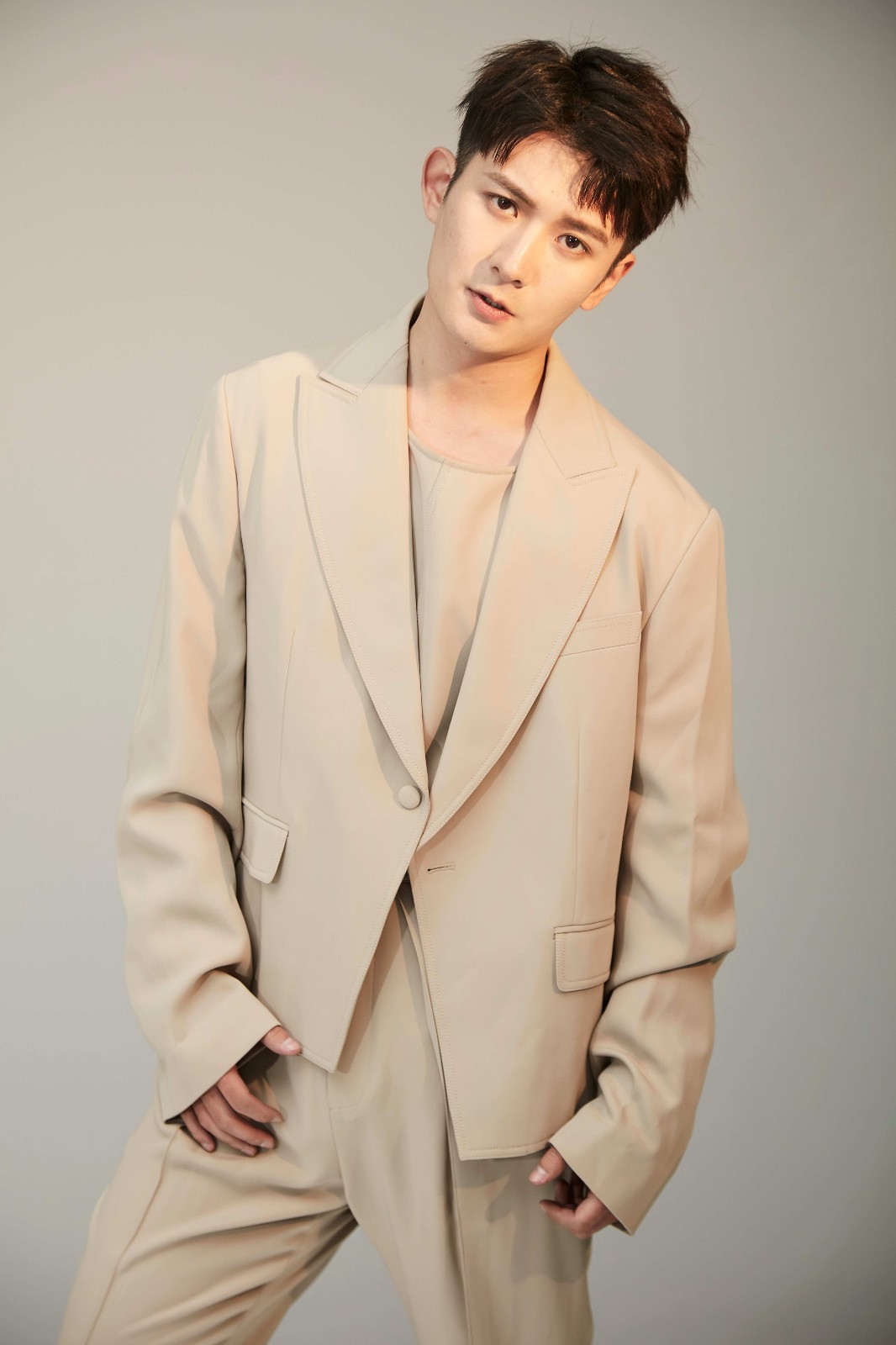 《武动乾坤》索笑坤曝休闲风写真 青春雅痞气质不羁