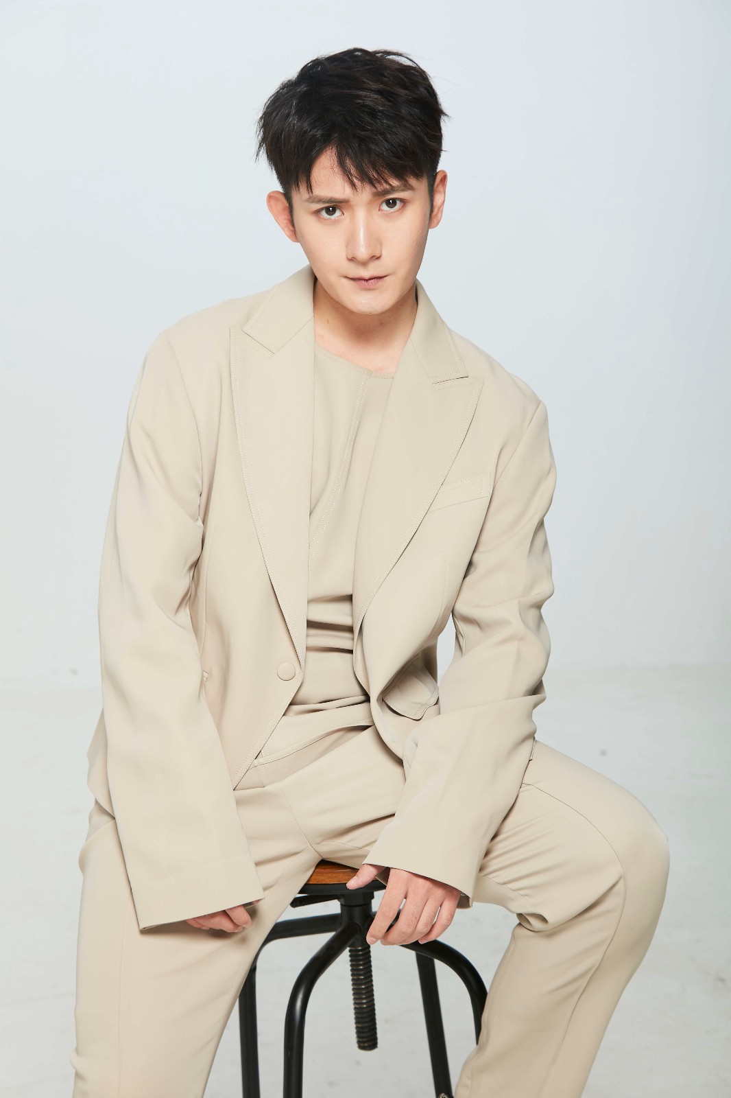 《武动乾坤》索笑坤曝休闲风写真 青春雅痞气质不羁