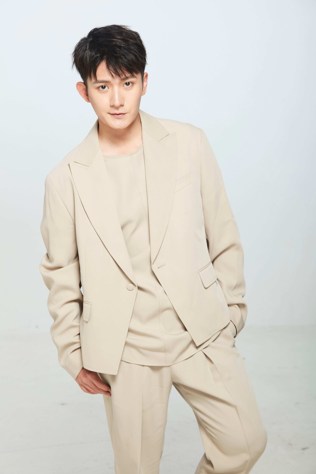 《武动乾坤》索笑坤曝休闲风写真 青春雅痞气质不羁