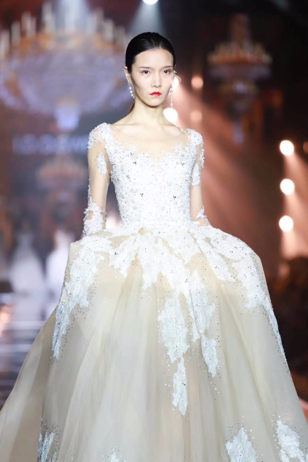 郑州国际时装周这些走秀的时尚婚纱你最喜欢哪一款