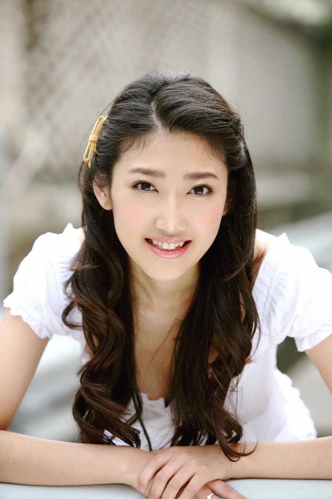 一个那年轻美丽笑容可爱的开心女孩|人像|长发|微笑_新浪新闻