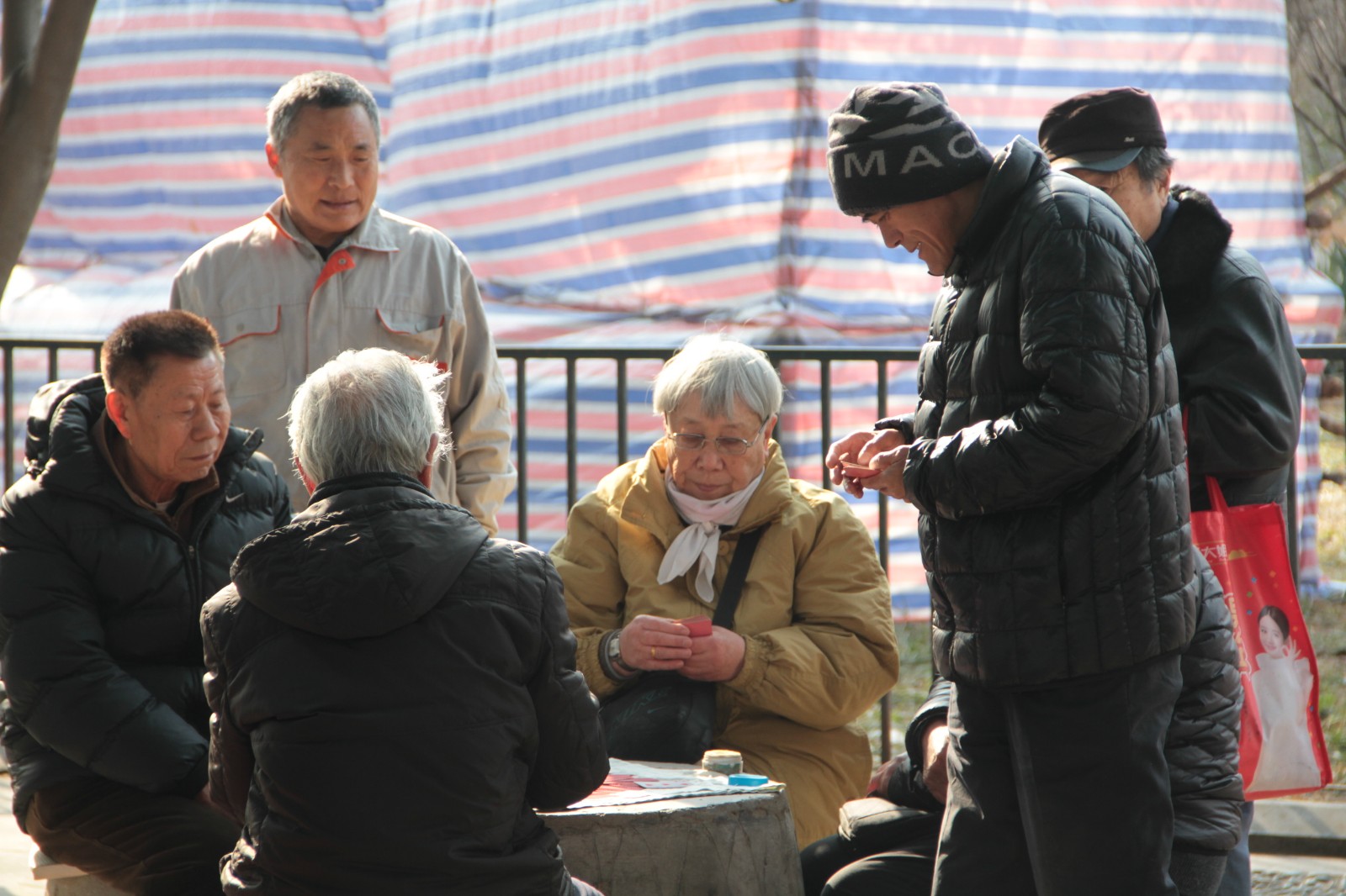 青岛天气转暖大妈扎堆公园跳交谊舞