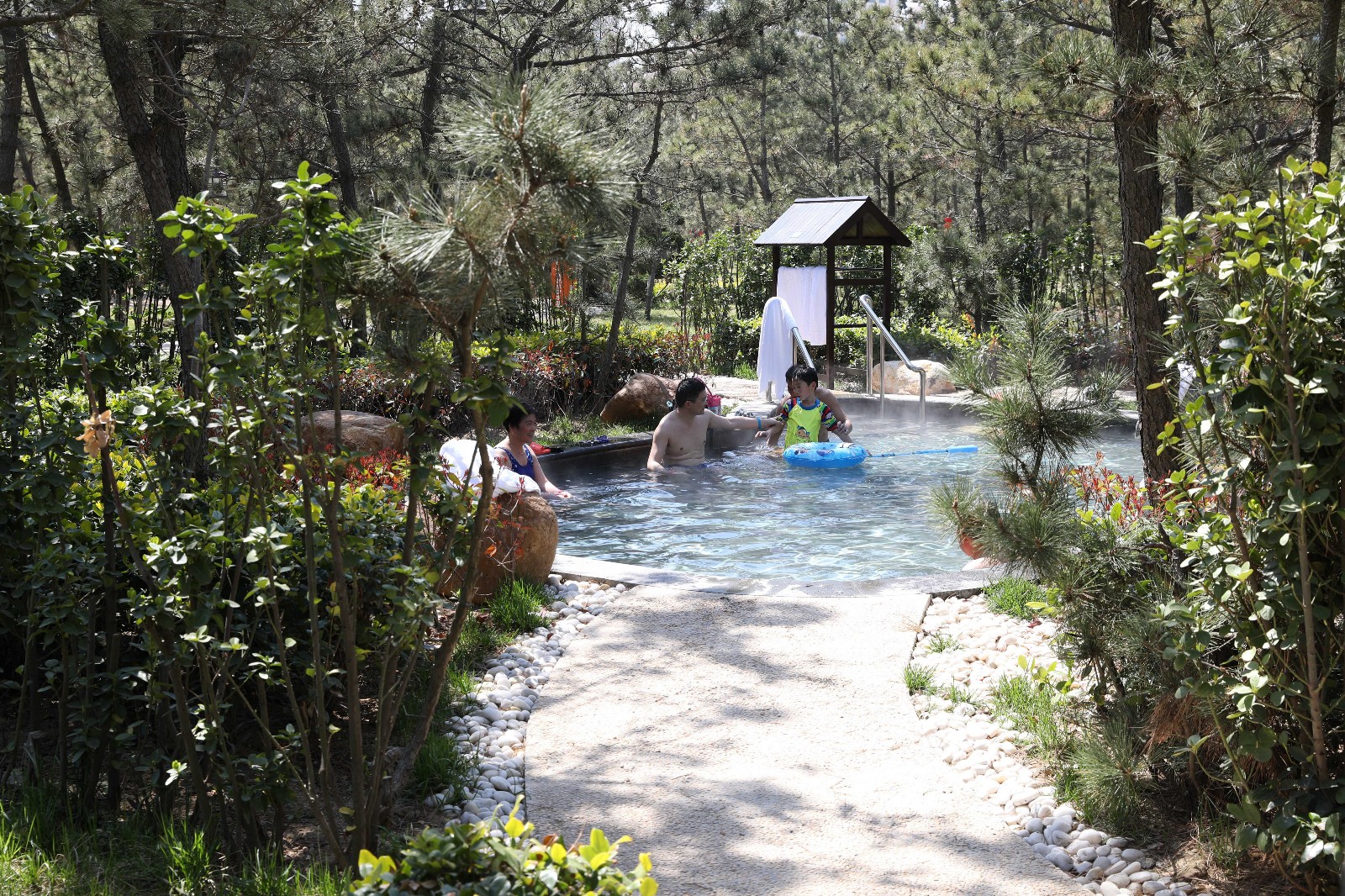 清明出游:泡温泉 享春光