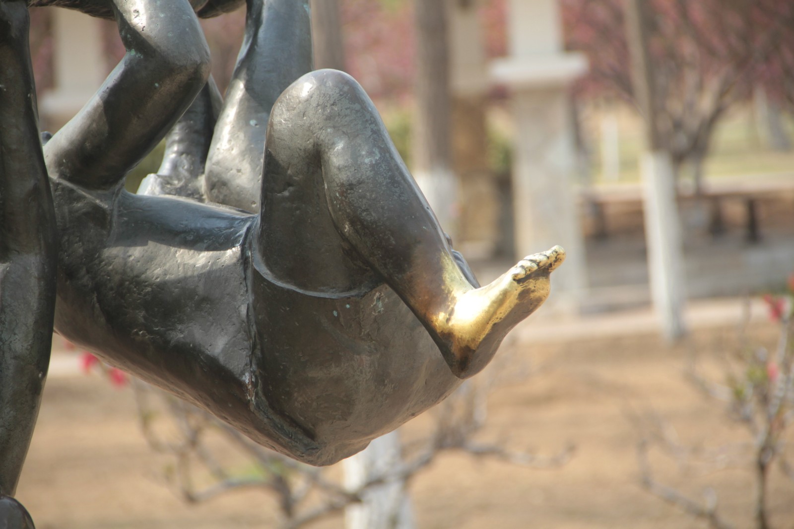 摸摸会好运?青岛公园雕像被摸的锃亮