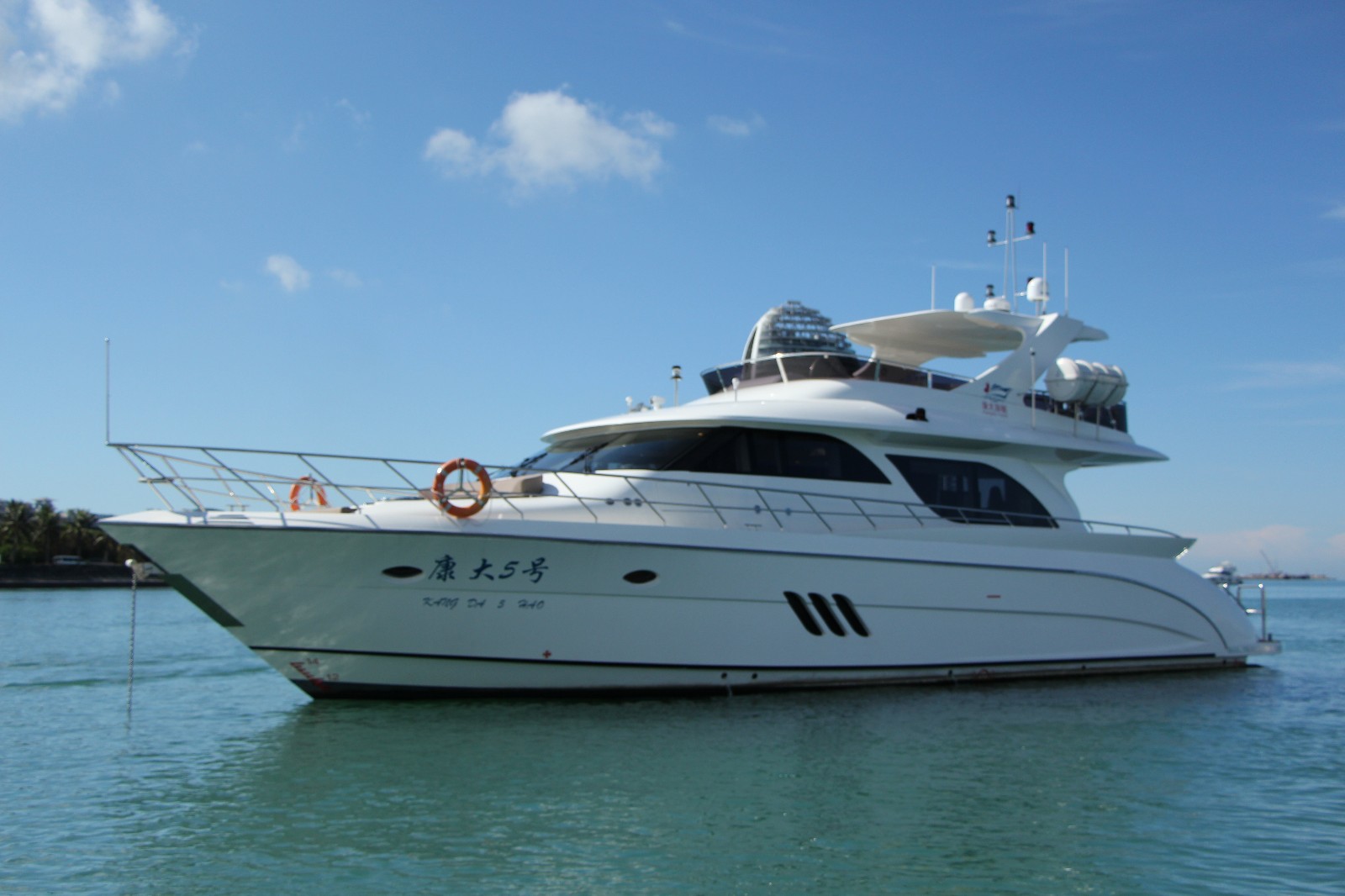 三亚72尺豪华游艇美图展示,可以同时容纳33人海上开派对