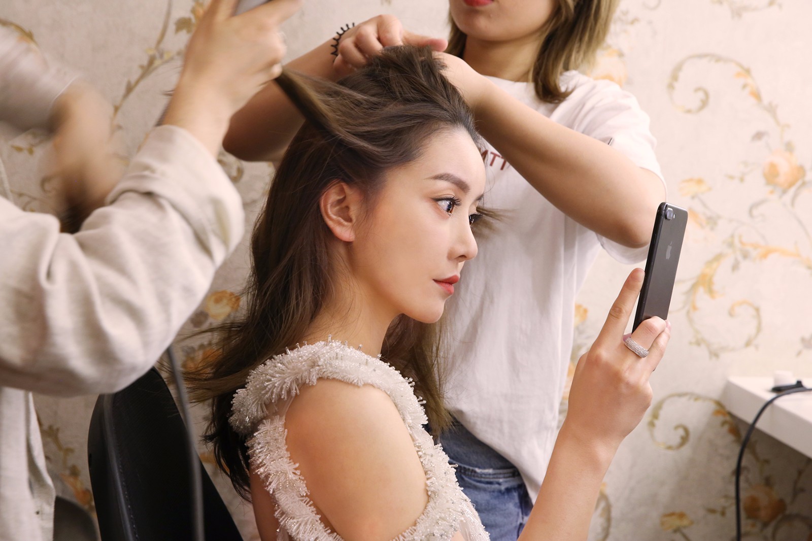 崔阿扎拍摄某国际知名时尚杂志现场图曝光|崔阿扎|拍