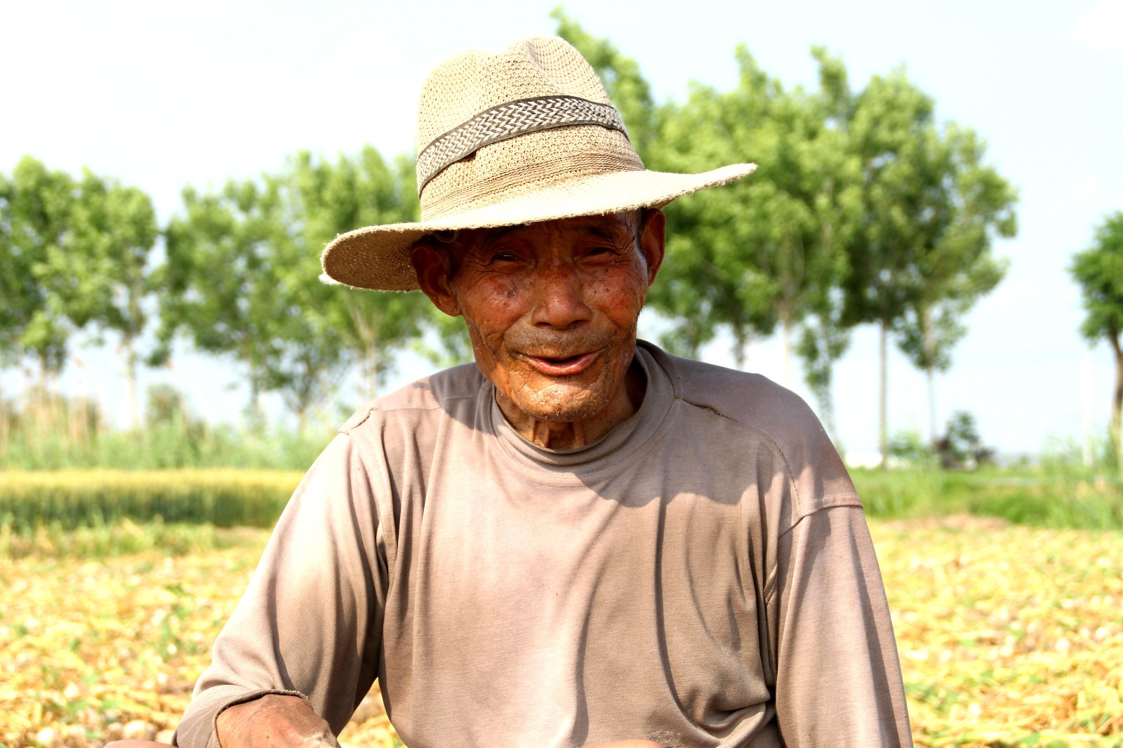 农村的8旬老人:下地帮儿子家干农活,称要干到干不动为止