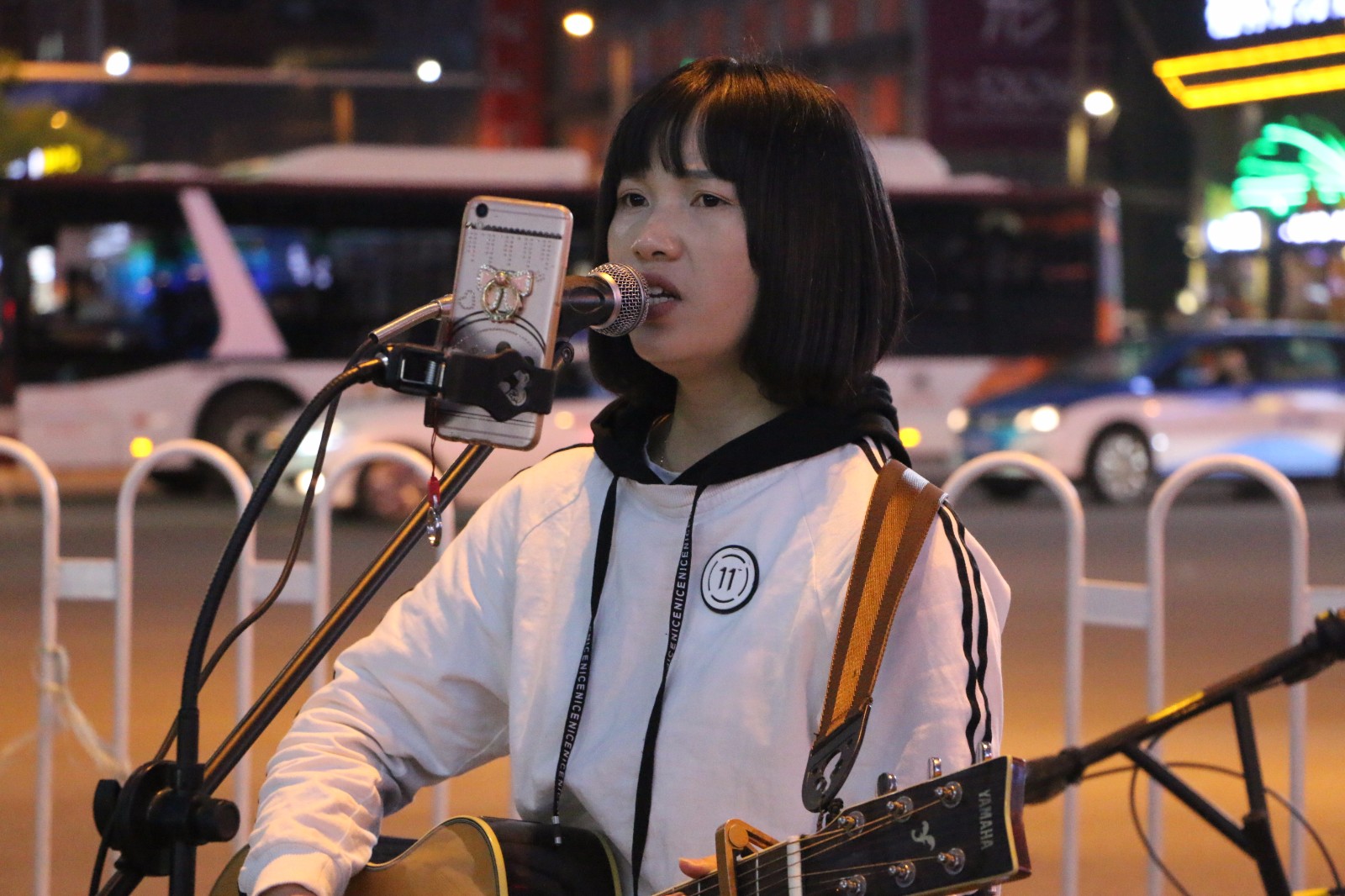 女孩街头卖唱救父,悄悄告诉质疑者:假的,我身边有人|卖唱|女孩|女孩儿