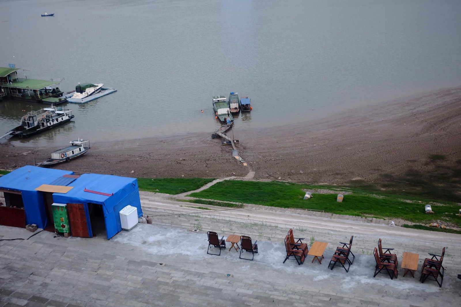 万州库岸消落带蔚为壮观茶水档沿江排列喝茶夜宵生意火爆