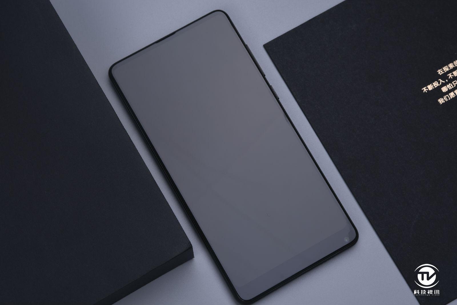 99英寸的18:9全面屏设计,屏幕分辨率为2160x1080,屏占比81.97%.