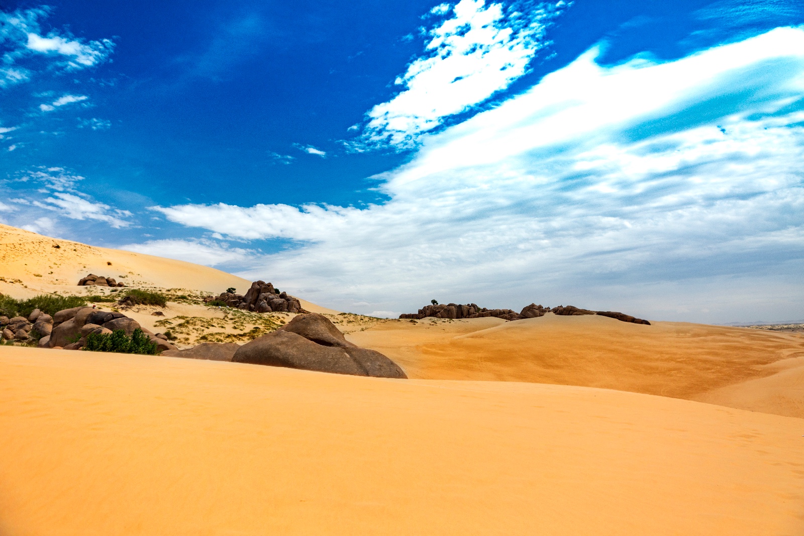 蓝天白云下的沙漠风光
