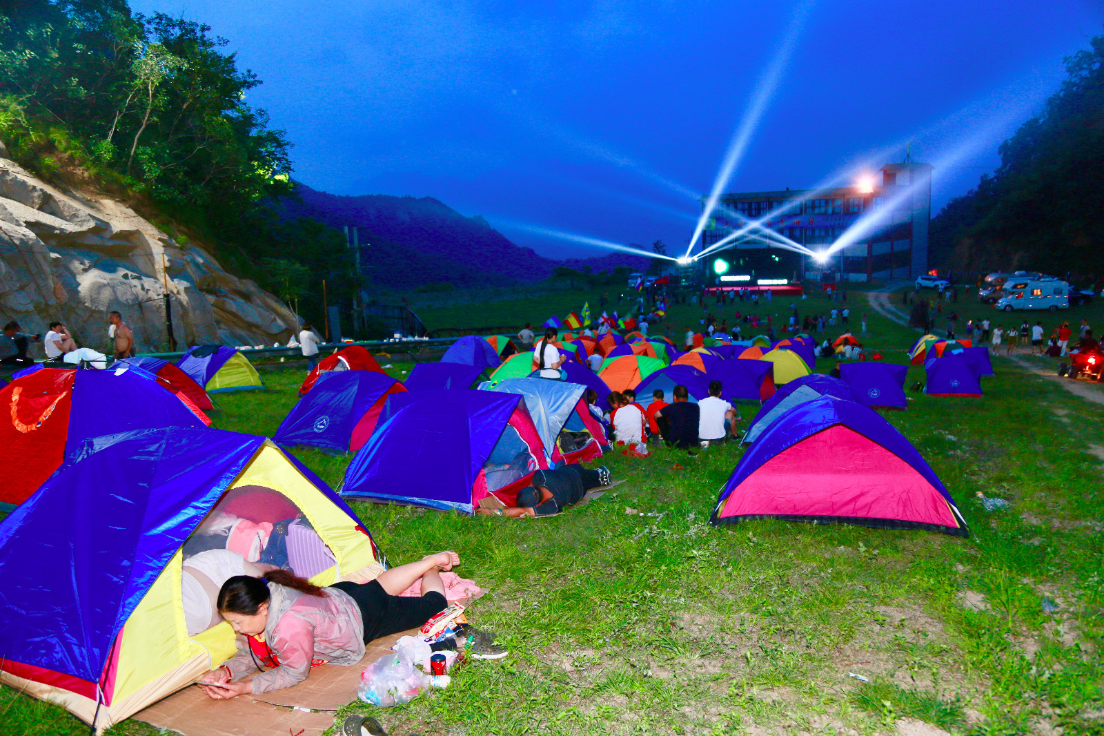 河南鲁山1500人安营扎寨避暑消夏,高山草甸上同场共看世界杯