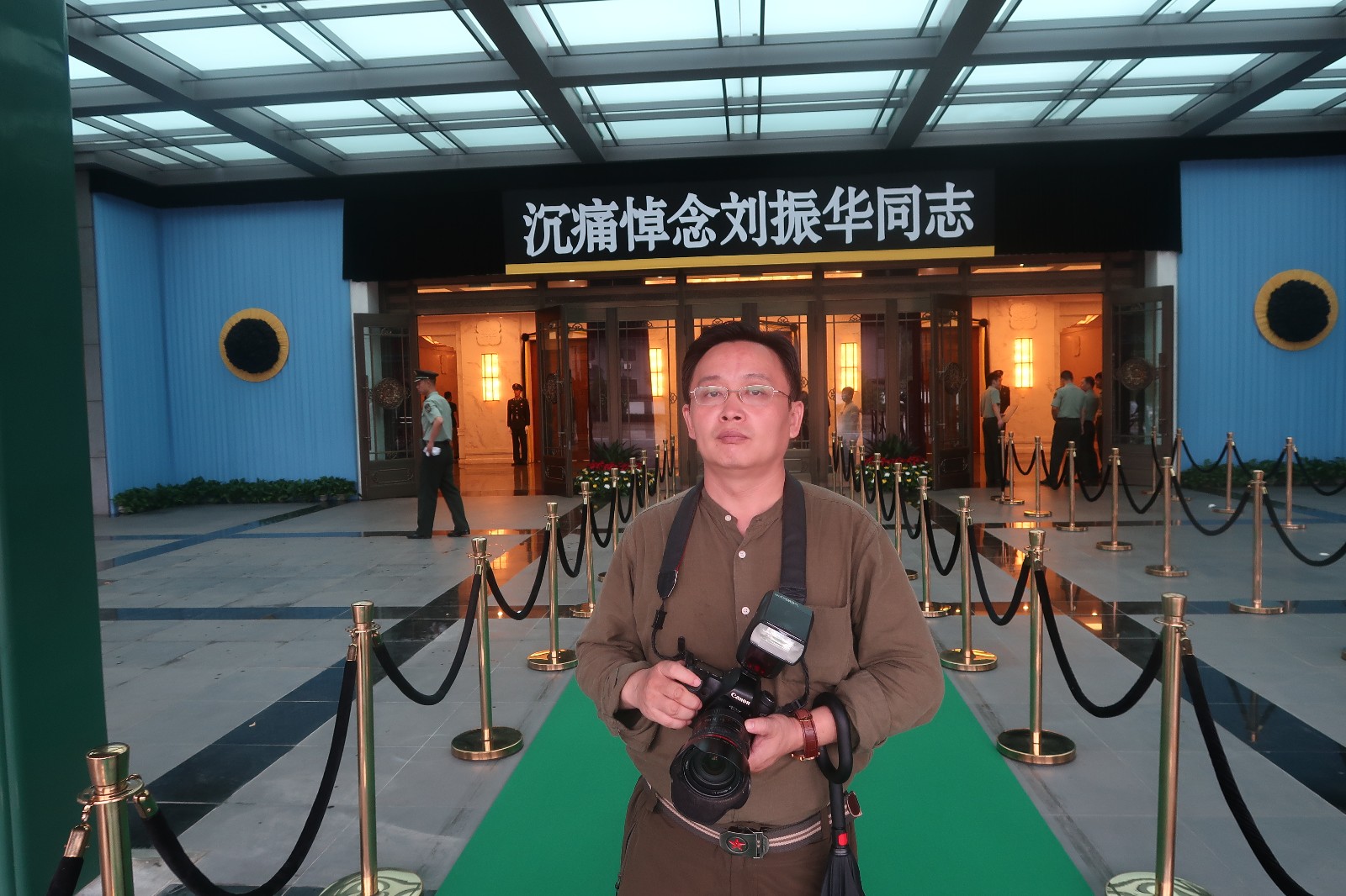 "泪飞顿作倾盆雨"刘振华上将送别仪式在京暴雨中举行