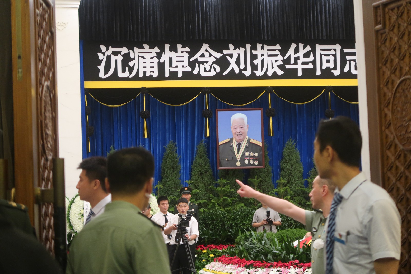 泪飞顿作倾盆雨刘振华上将送别仪式在京暴雨中举行