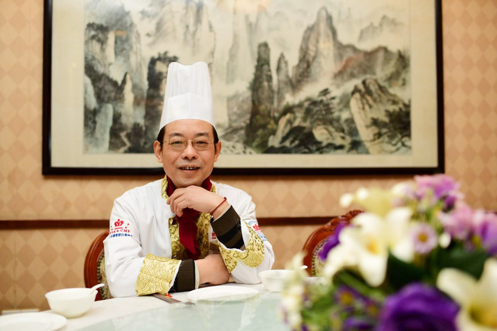 廖仁,生于1963年,湖南汨罗人,厨龄37年.