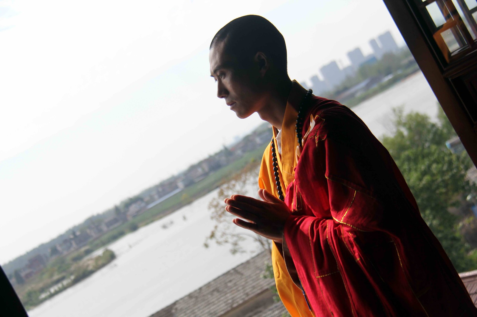 35岁的他出家修行已20年帅哥住持重建千年古刹引人关注