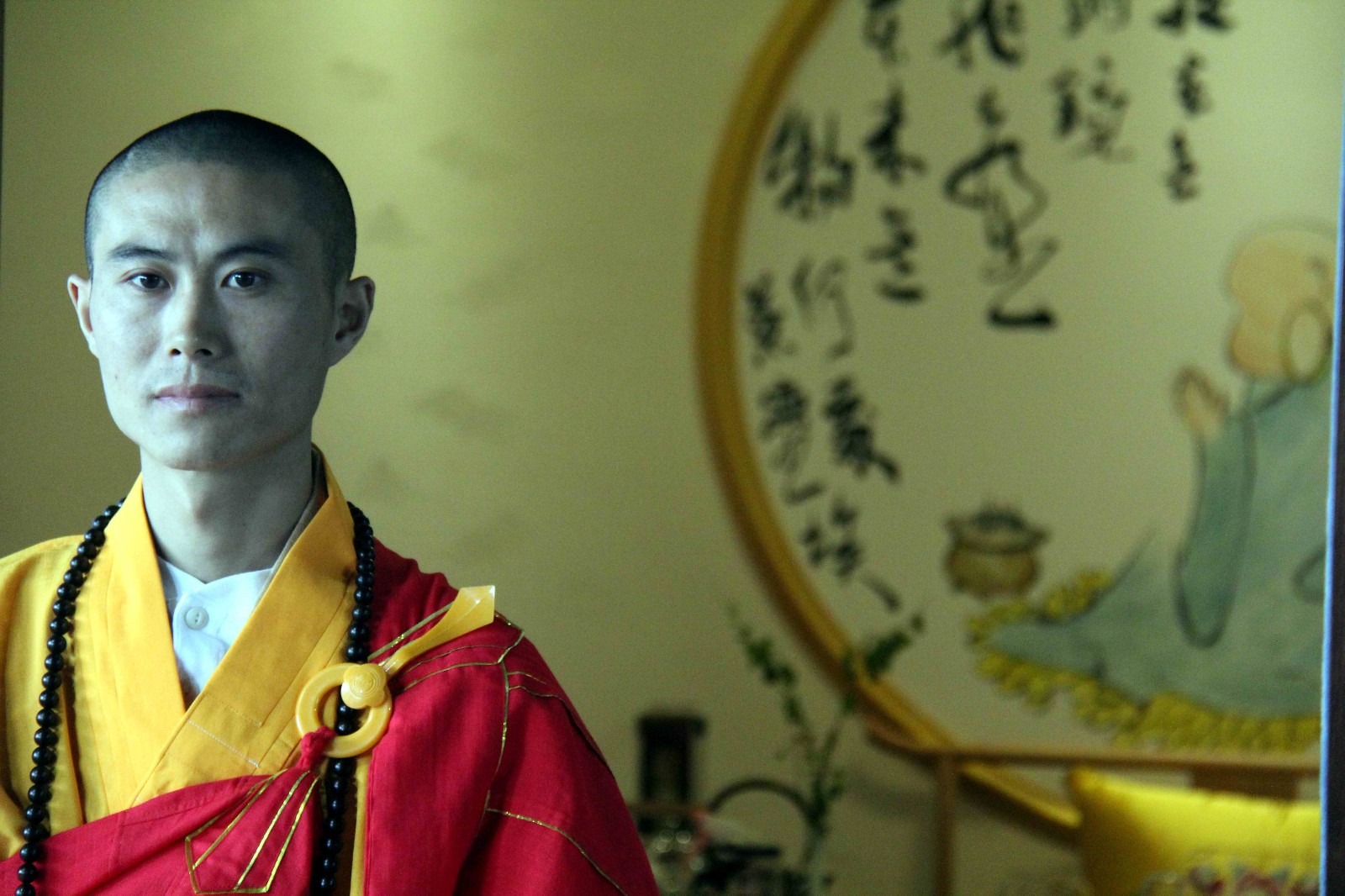 长相英俊帅气的帅哥住持就是芜湖市弋江区千年古刹孤山寺的圣平法师