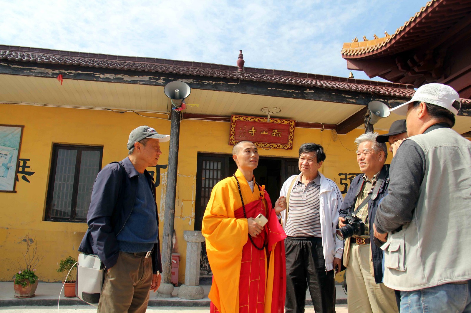 这位长相英俊帅气的帅哥住持就是芜湖市弋江区千年古刹孤山寺的圣平