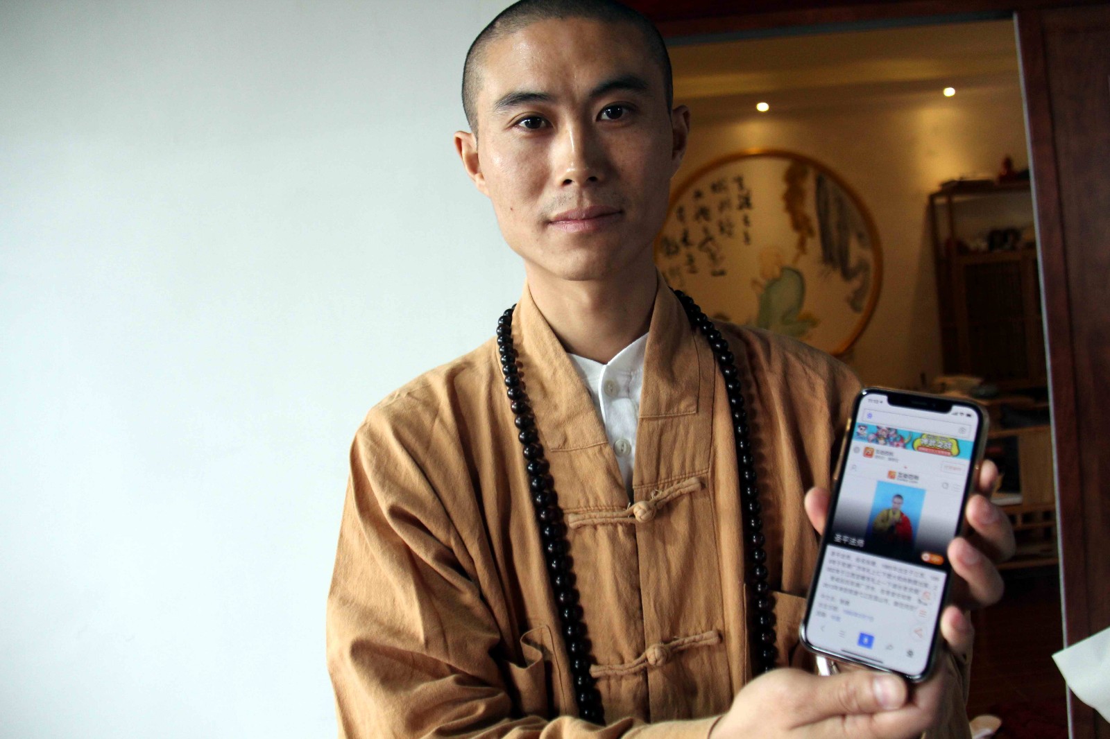 长相英俊帅气的帅哥住持就是芜湖市弋江区千年古刹孤山寺的圣平法师