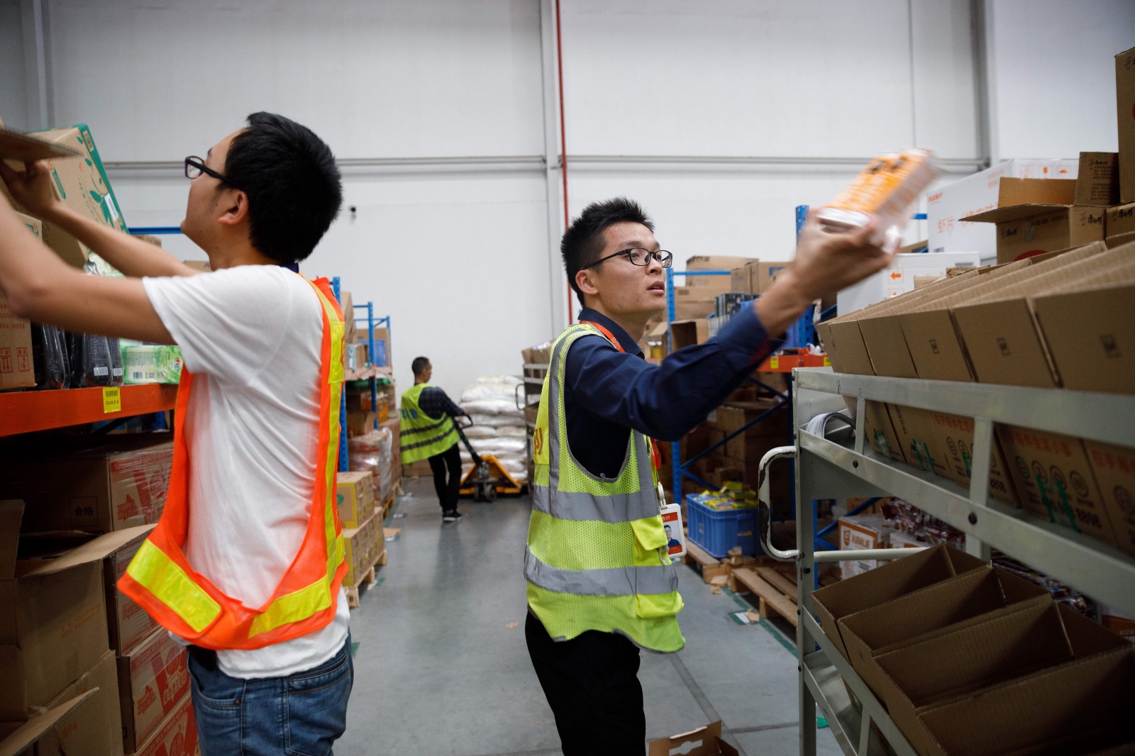 物流高材生毕业看仓库?每天监督机器人干活,非常炫酷!