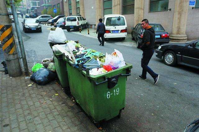 妈妈将宝宝狠心丢进垃圾桶,幸好及时发现,真相却让人哭笑不得