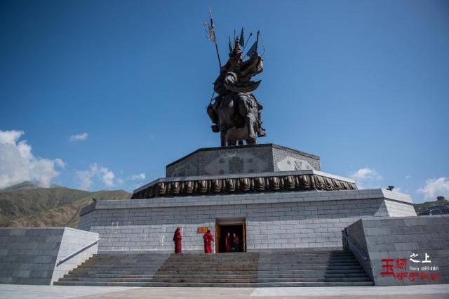 先是在格萨尔王广场有个简单的开幕式,玉树州政府和旅游局表达了对