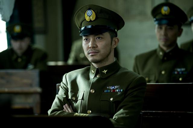 他在《血战长空》里蓄起了胡须,出演男二号刘长岭,将一个以生命捍卫