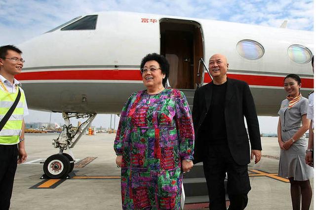 64岁唐僧扮演者迟重瑞与富商妻子现身连王健林都要敬酒