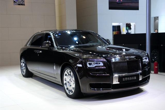 网红开百万豪车实力模仿"炫富摔",环卫大爷看到:东西不要了?