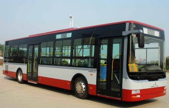 公交车车窗瞬间炸裂,网友:老了就为所欲为