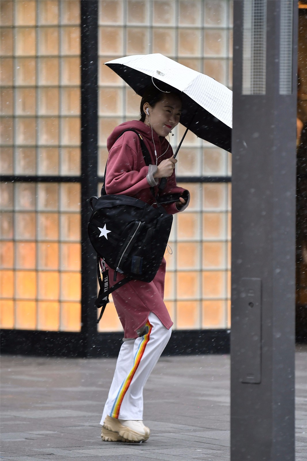 雨雪中的三里屯,依旧有时尚姑娘打伞前行逛街