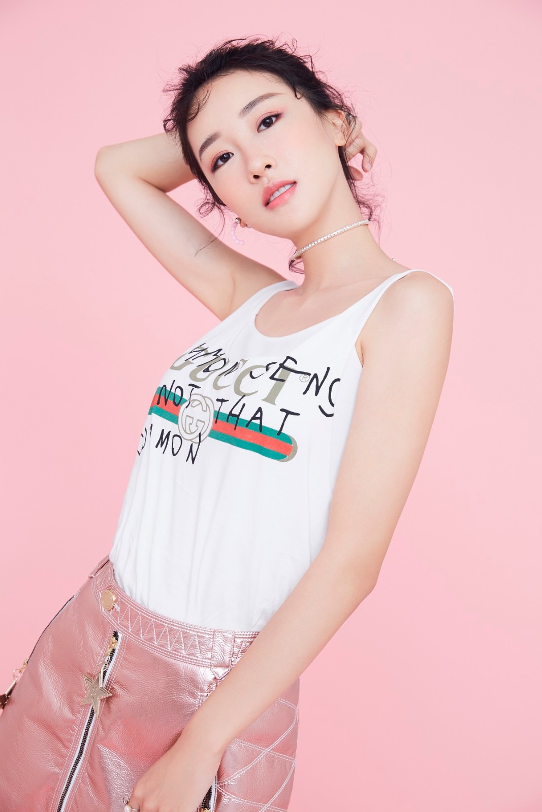 演员许晓晗曝粉嫩写真 夏日清新装扮展好身材